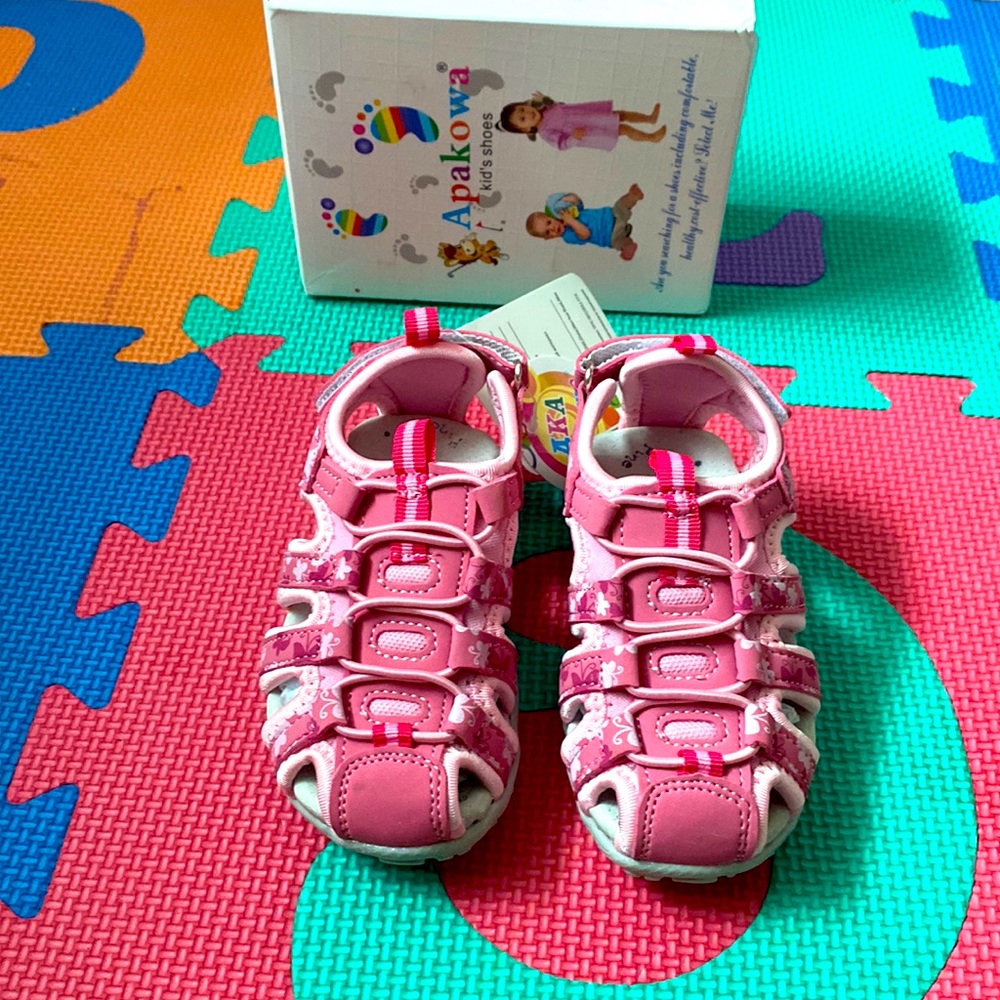 New - kids sandals, close toe shoes. Size 6 (Petit feet)